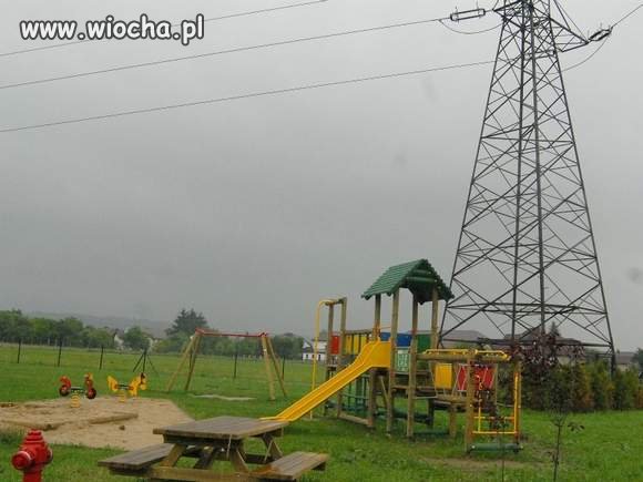Plac zabaw pod linią wysokiego napięcia...
