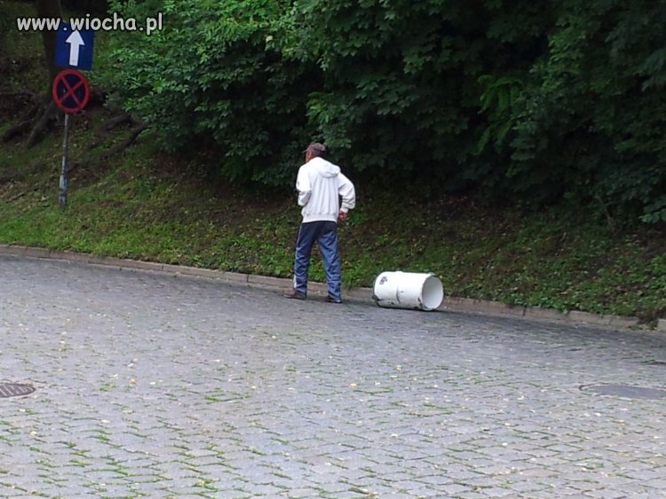 IDZIE GRZEŚ przez MIASTO