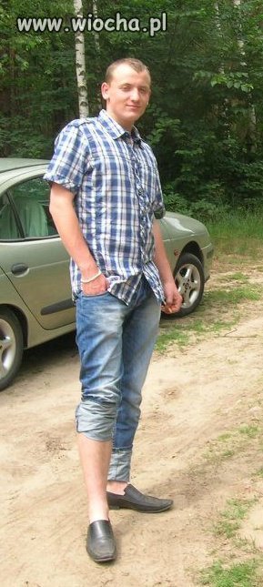 Las, podwinięta nogawka, mokasyny z węża