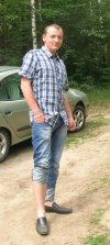 Las, podwinięta nogawka, mokasyny z węża