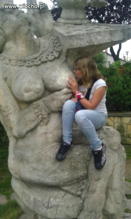 Opis:,,A tym czasem całując Big Cyca''