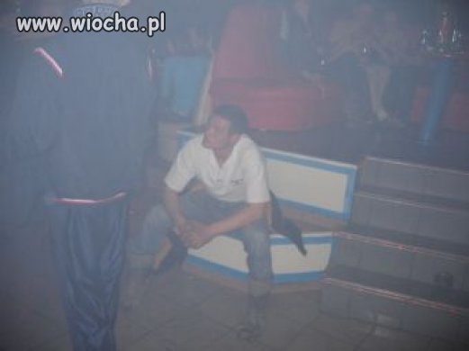 Dyskoteka i gość w gumofilcach