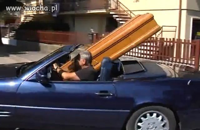 Kabrioletem z trumną ... jest pusta???