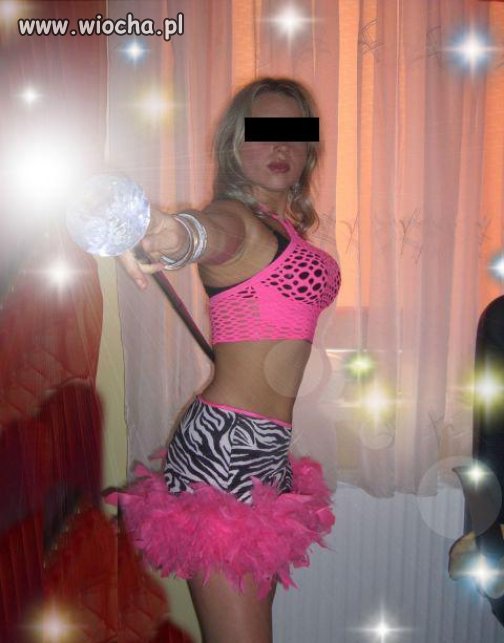 Błysk, różdżka i magiczny strój...