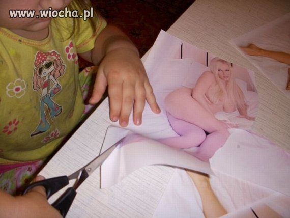 Dziecko tworzy laurkę dla ojca