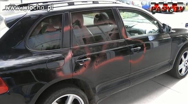 Kibice zdewastowali auto piłkarza