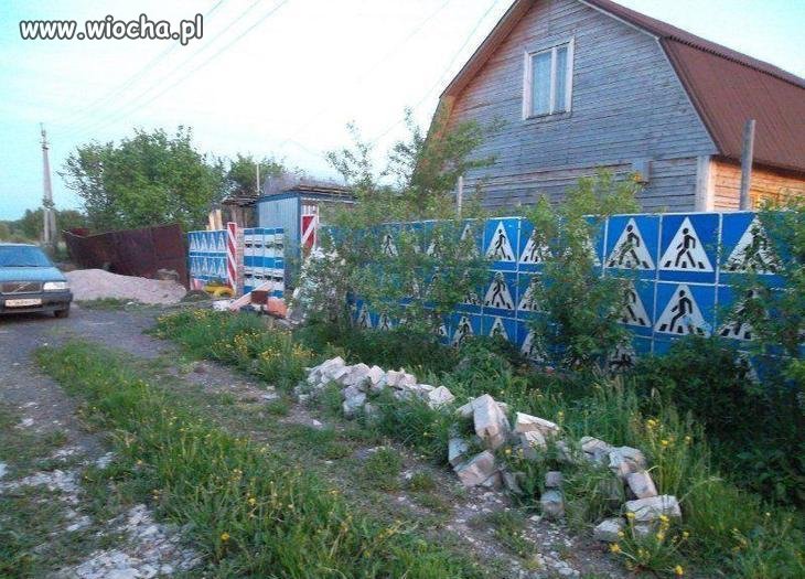 Ogrodzenie ze znaków 