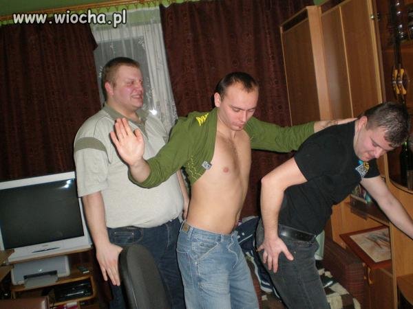 Ten z tyłu to naprawdę napalony..