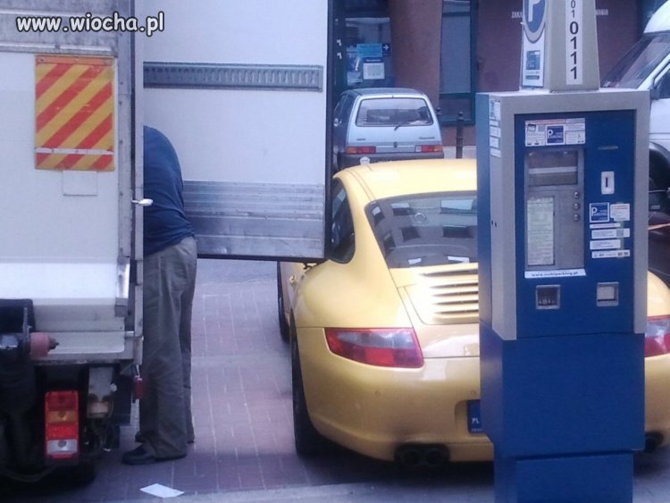 I weź człowiek zaparkuj samochod w centrum Wawy