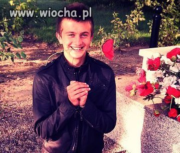 Wstyd. Koleś z kwiatem z nagrobku.