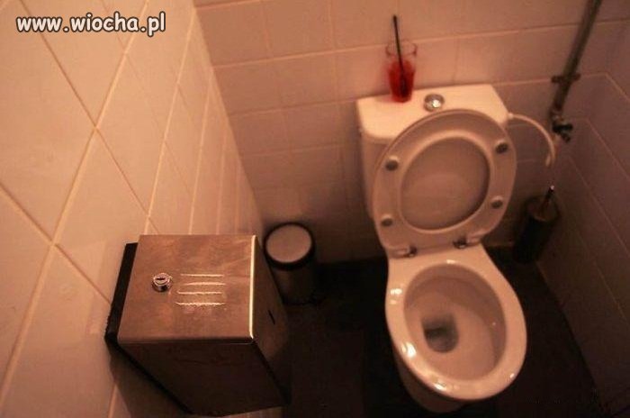 Klubowa toaleta.