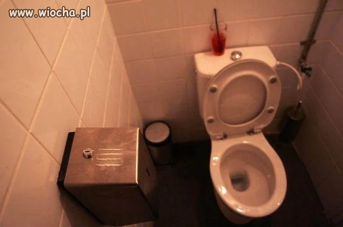 Klubowa toaleta.