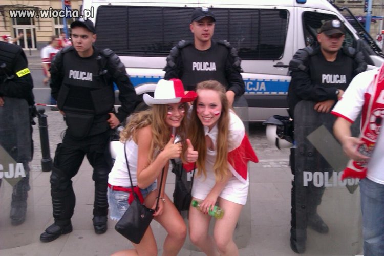 Zdjęcia na tle policjantów to już chyba moda