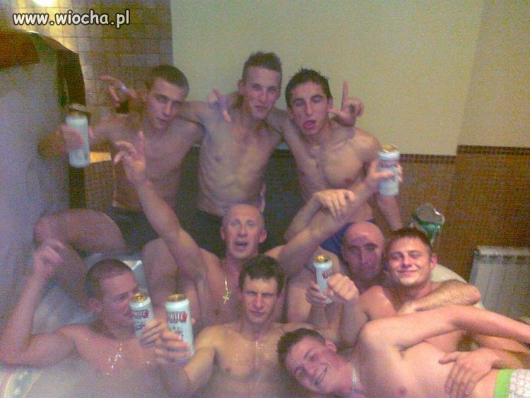 Nie ma to jak koledzy z  wany z browarkiem 