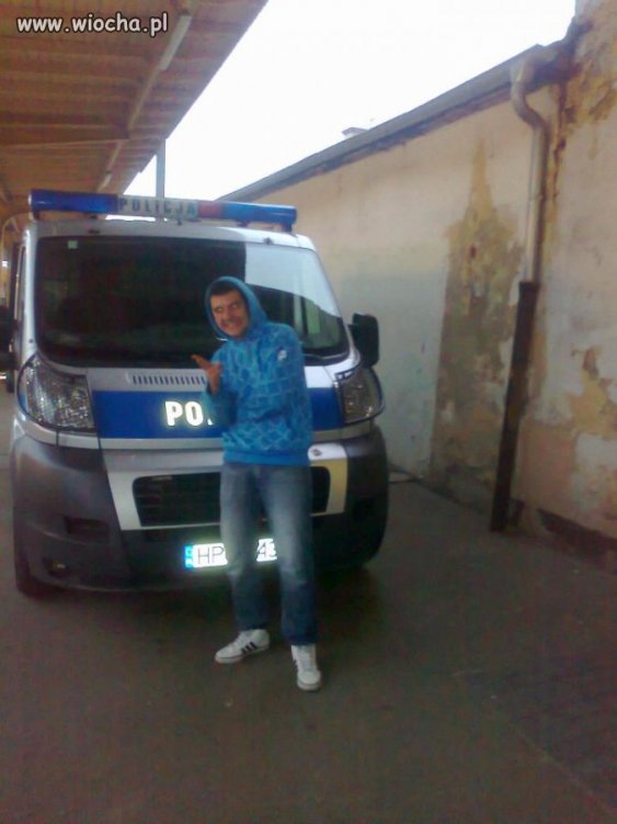 NIE MA TO JAK STRZELIĆ FOCIE PRZED RADIOWOZEM