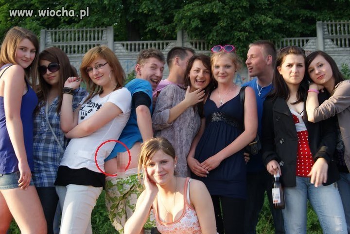 Ta brązowa plama na bluzce koleżanki