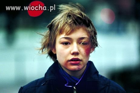Wiochą jest to, że facet bije kobietę.