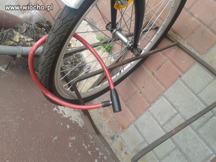 Ciekawy sposób zapinania roweru.