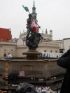 Co za debile te śmieci wyrzucają na pomnik