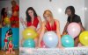 Sesja z balonami w wannie w łazience z pustą wódką