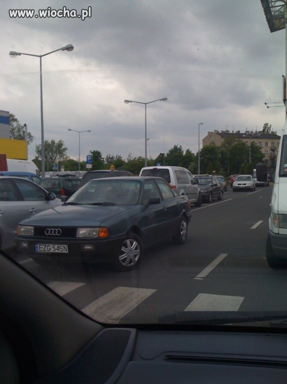 "Mądre" parkowanie na parkingu Castoramy w Łodzi