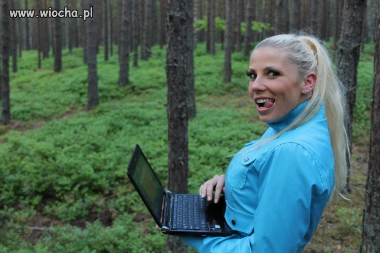 BLONDYNKA W LESIE W PRACY??