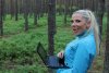 BLONDYNKA W LESIE W PRACY??