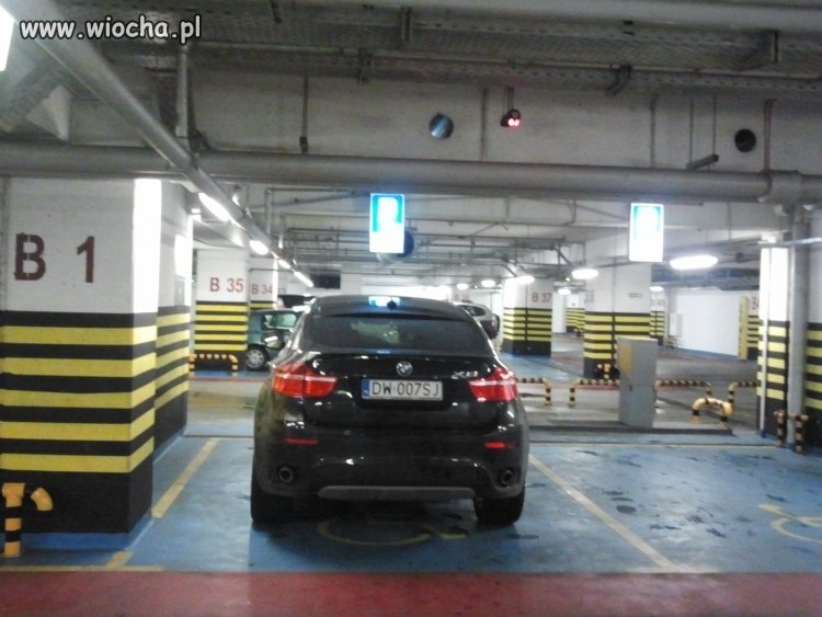 X6 niepełnosprawnego w C.H. Wrocław Arkad