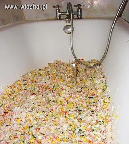 Sałatka jarzynowa... catering z brudnej wanny.