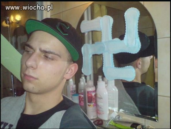 Znak Hitlera z podpasek 