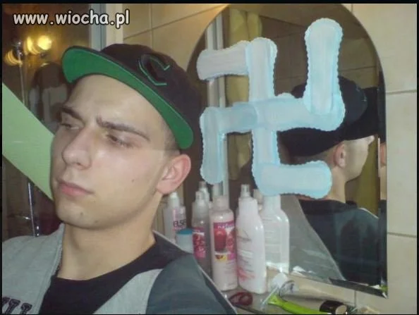 Znak Hitlera z podpasek 
