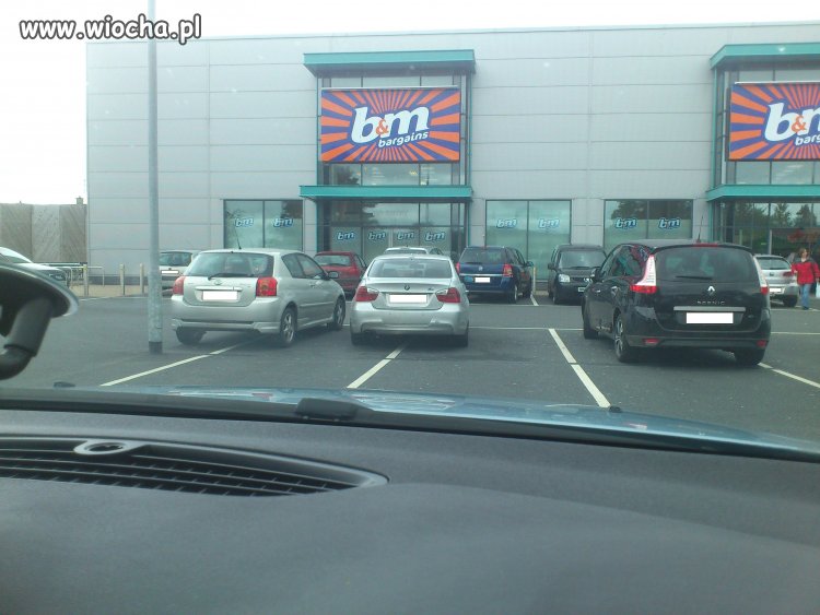 Kupił BMW + 2 miejsca parkingowe gratis