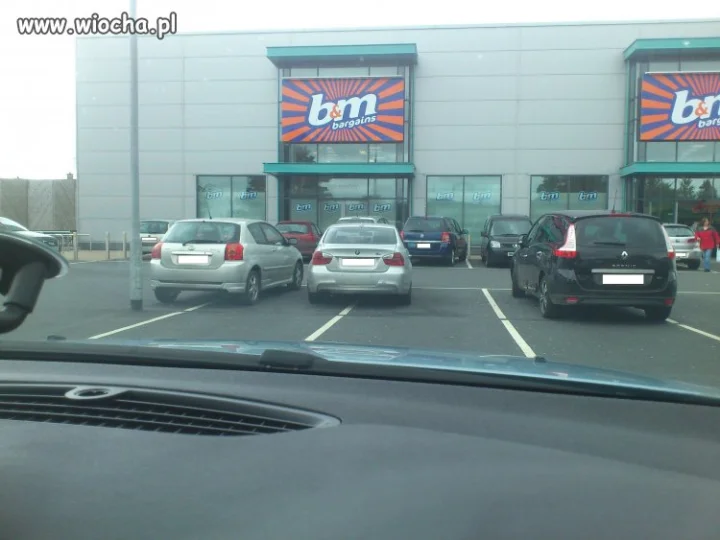Kupił BMW + 2 miejsca parkingowe gratis