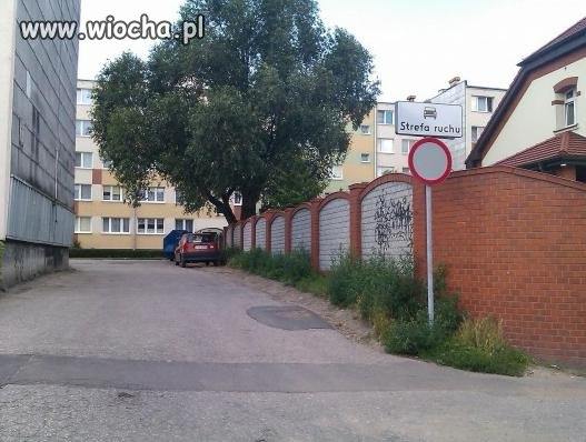 Zakaz ruchu? Strefa ruchu? Wykluczające się znaki