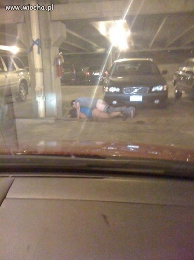 A tymczasem w podziemnym parkingu ...