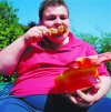 Nażre się świnia, potem zasponsorują mu operacje 