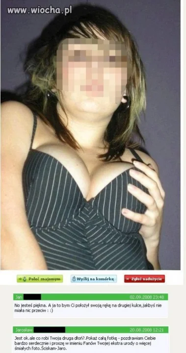 Kobieta trzyma się za pierś...