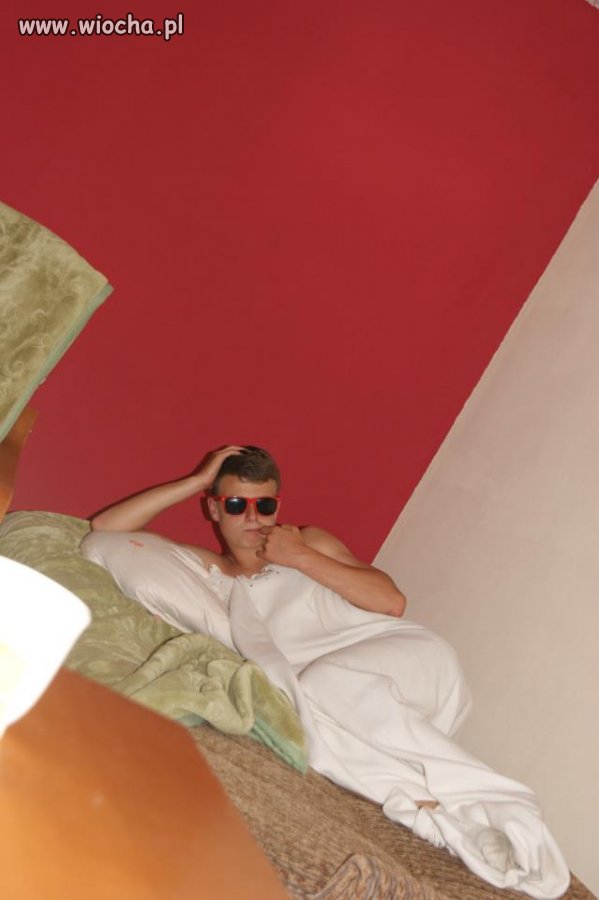 Hot dziunia w przescieradle 
