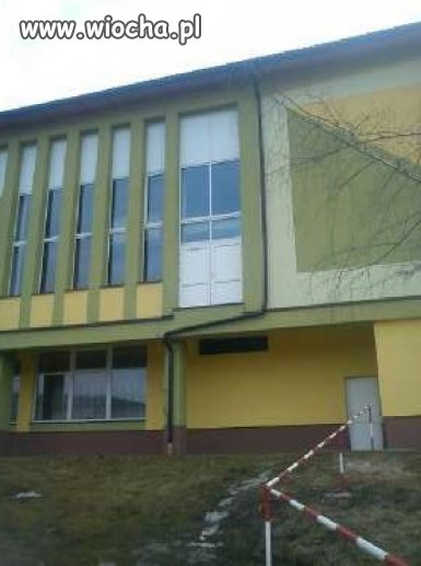 Wyjście ewakuacyjne ze szkoły.