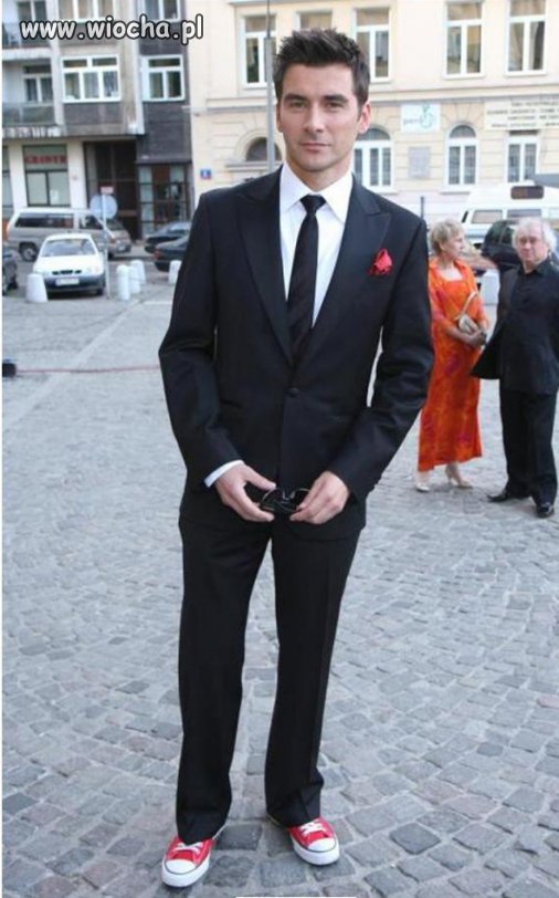 Może się nie znam ale różowe trampki do garnituru ...