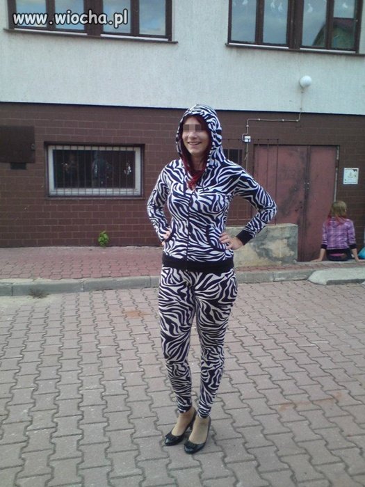Przychodzi zebra do fotografa.