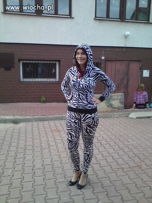 Przychodzi zebra do fotografa.