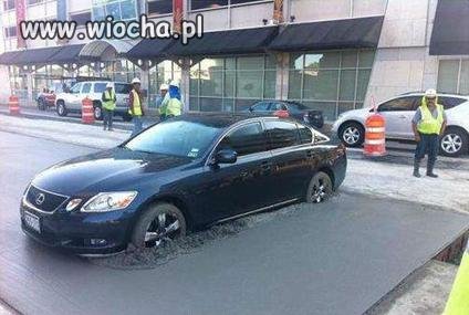 Przyjedzie jakiś ważniaczek fajnym autkiem...