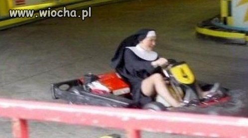 Uwaga panowie, siostrzyczka za kierownicą.