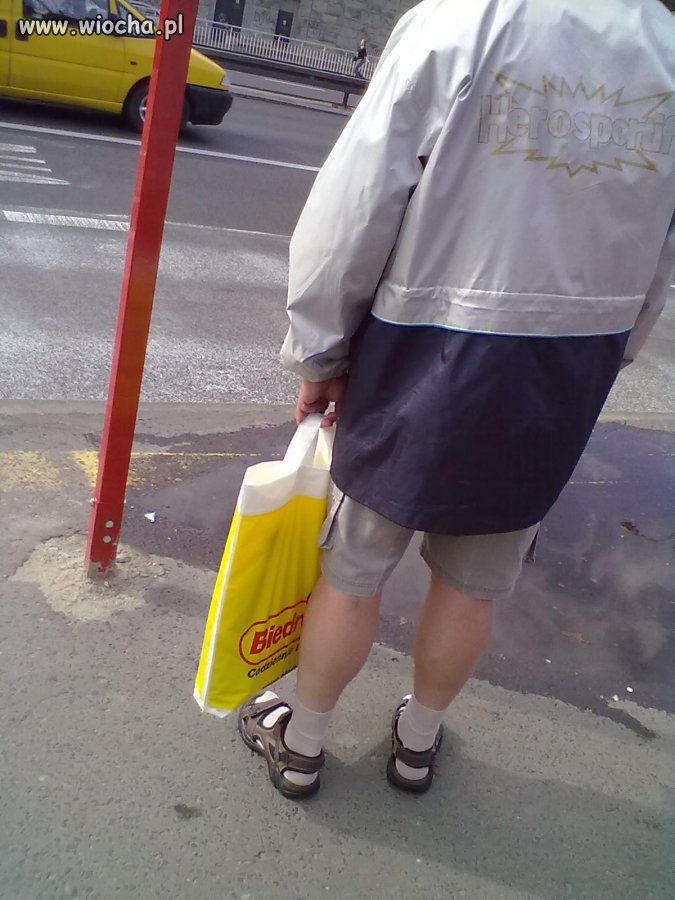 Z napisu na kurtce wynika, że bohater,