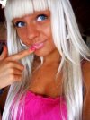Solarium+róż+blond włosy=plastik