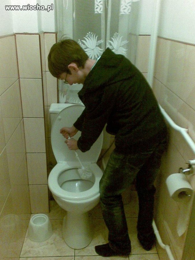 Nie ma to jak lans przy myciu kibla