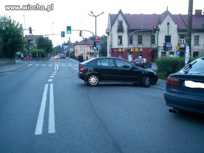 Jakim trzeba być idiotą żeby tak zaparkować? 