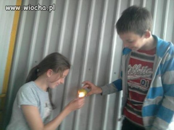 Podpis zdjęcia. "Podpalanie jabłka zawsze spoko."