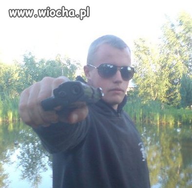 Podpis: posiadam broń wycelowaną w skroń...